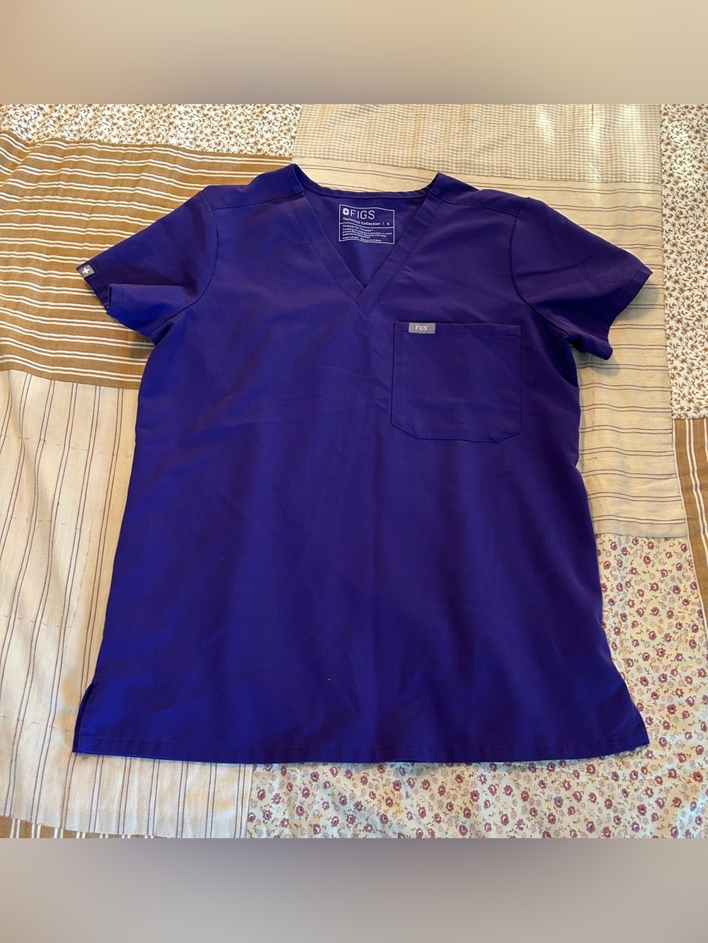 Women’s figs purple Catarina v neck shirt scrub top  size small
